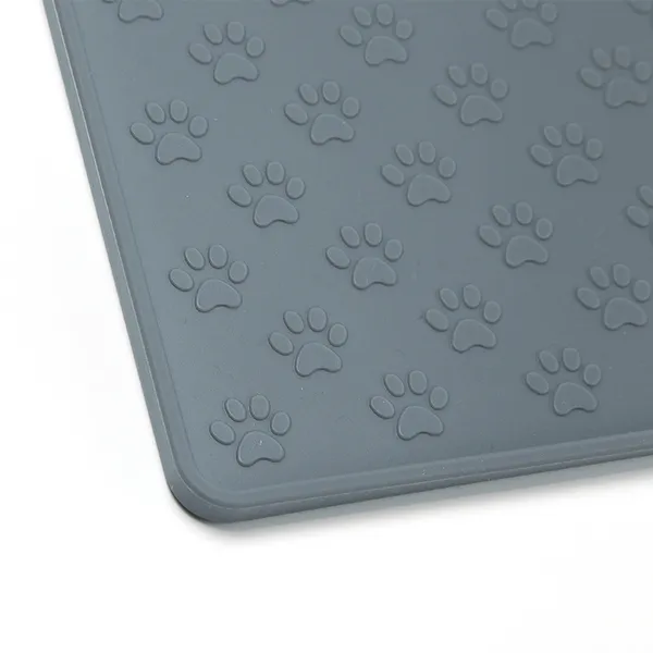 Close-up of the paw pattern and rounded corner of the grey mat